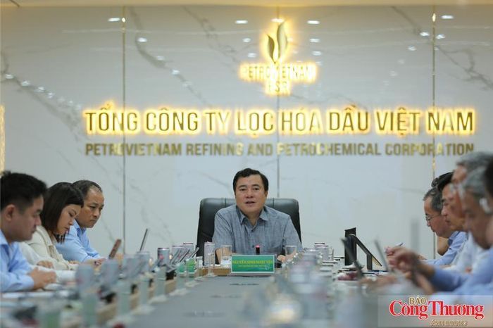 Sau khi kiểm tra thực tế, Thứ trưởng Nguyễn Sinh Nhật Tân cùng đoàn công tác đã có buổi làm việc với các nhà máy nhiên liệu sinh học về các vấn đề liên quan.