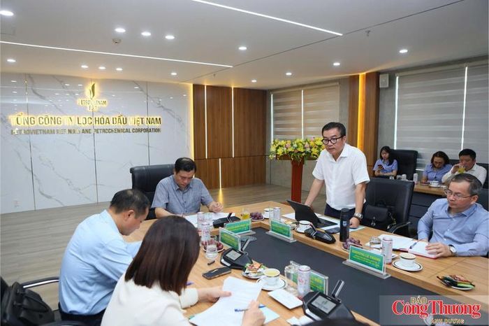 Ông Nguyễn Việt Thắng, Tổng giám đốc BSR báo cáo với đoàn công tác.