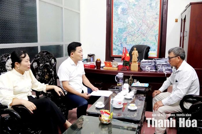 Sau khi được phân tích, giải thích thấu đáo, công dân (ngoài cùng bên phải) đã tự nguyện đến rút đơn.