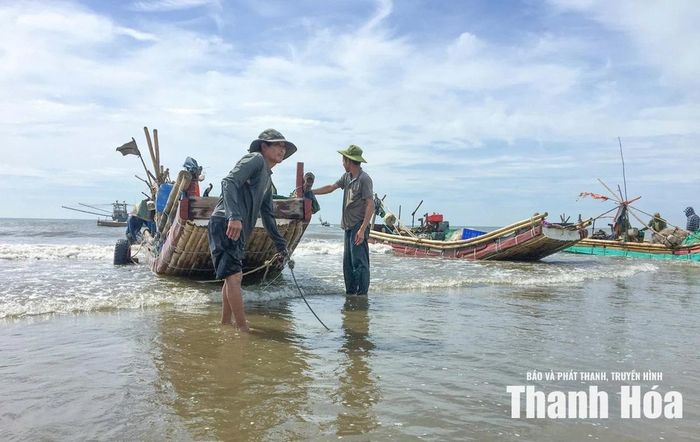 Nhiều ngư dân xã Hoằng Thanh khai thác thủy sản bằng bè mảng ven bờ có nguyện vọng giải bản, chuyển đổi nghề.