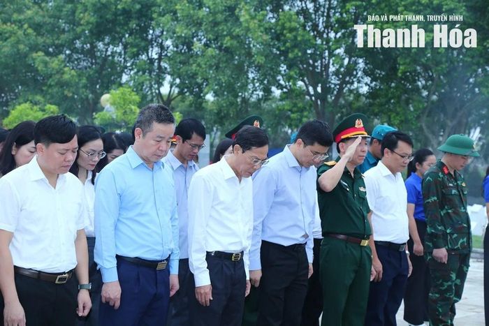 Các đại biểu dành phút mặc niệm tưởng nhớ và bày tỏ lòng biết ơn vô hạn đối với các Anh hùng liệt sĩ đã anh dũng hy sinh vì độc lập, tự do của Tổ quốc.