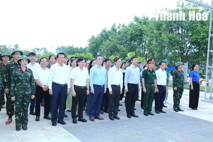 Phó Bí thư Thường trực Tỉnh ủy, Chủ tịch HĐND tỉnh Nguyễn Hồng Phong cùng các đại biểu dâng hoa, dâng hương tại Nghĩa trang liệt sĩ Hàm Rồng.