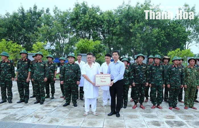 Phó Bí thư Thường trực Tỉnh ủy Nguyễn Hồng Phong tặng quà cho các lực lượng làm nhiệm vụ.
