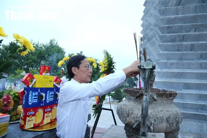 Phó Chủ tịch UBND tỉnh Đầu Thanh Tùng dâng hương tại Nghĩa trang liệt sĩ Hàm Rồng.