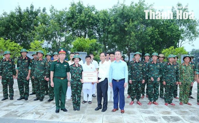 Phó Chủ tịch UBND tỉnh Đầu Thanh Tùng tặng quà cho các lực lượng làm nhiệm vụ.