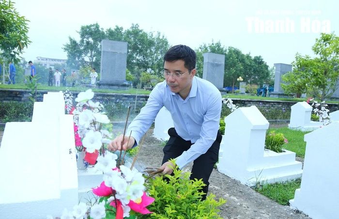 Phó Bí thư Thường trực Tỉnh ủy Nguyễn Hồng Phong thắp hương lên từng phần mộ liệt sĩ.
