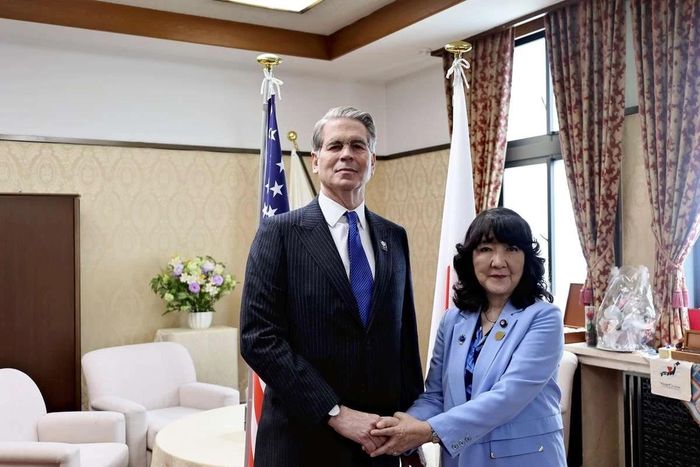 Bộ trưởng Tài chính Nhật Bản Satsuki Katayama (bên phải) gặp gỡ Bộ trưởng Tài chính Mỹ Scott Bessent tại Tokyo vào tháng 5. Ảnh: japannews.