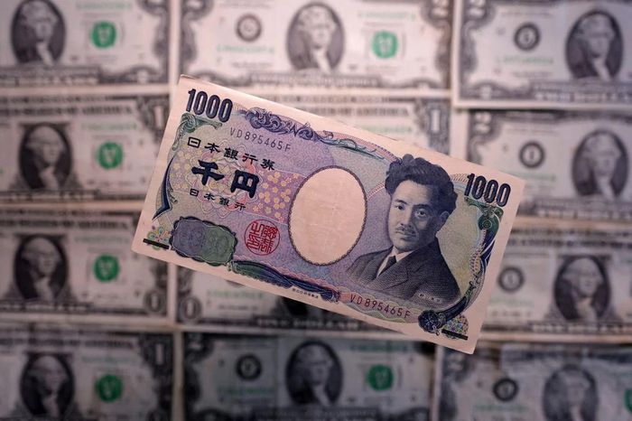 Tiền giấy mệnh giá Yên và Đô la Mỹ. Ảnh: REUTERS.