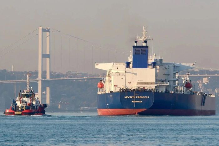 EU đã áp đặt các biện pháp trừng phạt đối với hàng chục tàu mà khối này cho là thuộc “đội tàu bóng tối”. Ảnh: ShippingWatch.