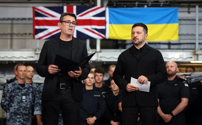 Thủ tướng Anh Andy Burnham (bên trái) và Tổng thống Ukraine Volodymyr Zelensky tại một căn cứ hải quân ở Portsmouth. Ảnh: EPA.