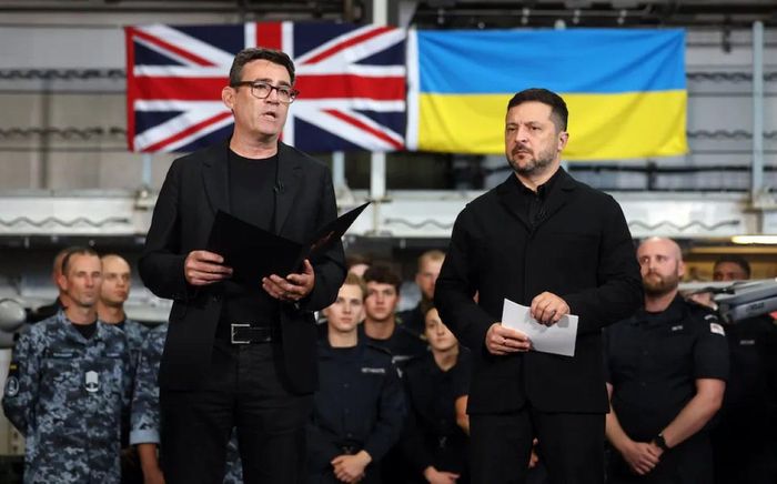 Thủ tướng Anh Andy Burnham (bên trái) và Tổng thống Ukraine Volodymyr Zelensky tại một căn cứ hải quân ở Portsmouth. Ảnh: EPA.