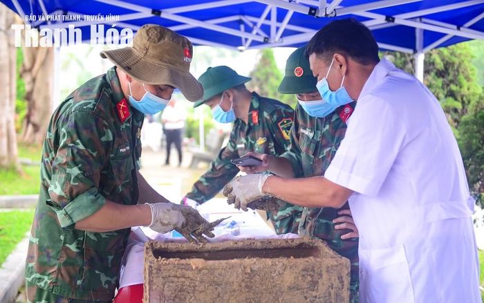 Không khí làm việc diễn ra khẩn trương nhưng hết sức cẩn trọng. Từng thao tác của cán bộ, chiến sĩ và lực lượng chuyên môn đều được thực hiện tỉ mỉ, bảo đảm tính khách quan, chính xác của mỗi mẫu sinh phẩm.