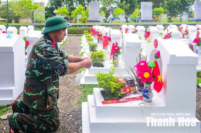 Nén hương được thắp lên trước mỗi phần mộ như một lời tri ân lặng lẽ. Sau nhiều thập kỷ, hành trình xác định danh tính liệt sĩ vẫn được các thế hệ hôm nay tiếp nối bằng trách nhiệm và lòng biết ơn.