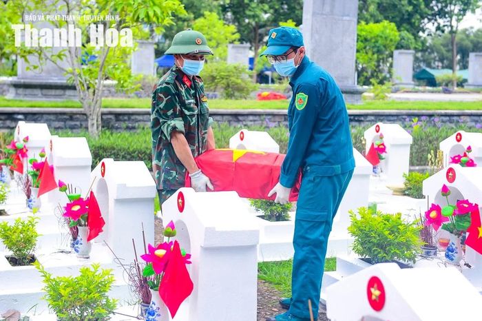Giữa hàng nghìn phần mộ phủ màu thời gian, công việc lặng lẽ ấy mang ý nghĩa đặc biệt, thể hiện trách nhiệm và sự tri ân của các thế hệ hôm nay đối với những người đã hy sinh vì Tổ quốc.