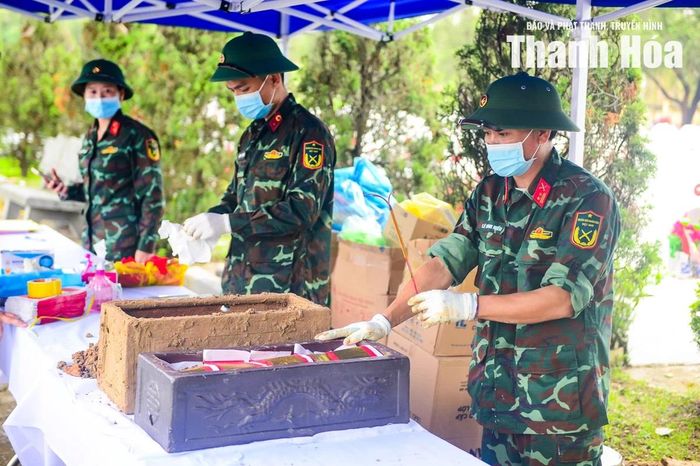 Tại hiện trường, các lực lượng phối hợp thực hiện đầy đủ quy trình chuyên môn từ khai quật phần mộ, lấy mẫu sinh phẩm, số hóa thông tin, lập hồ sơ quản lý, đóng gói, niêm phong, bảo quản đến vận chuyển và bàn giao mẫu cho đơn vị giám định ADN. Mọi công đoạn đều được thực hiện theo đúng quy trình kỹ thuật quy định.