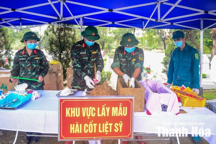 Dưới mái lều dã chiến giữa Nghĩa trang Liệt sĩ Hàm Rồng, từng mẫu sinh phẩm được lấy với sự cẩn trọng tuyệt đối. Mỗi thao tác hôm nay đều hướng tới một mục tiêu chung: tìm lại tên tuổi cho những người đã ngã xuống vì Tổ quốc.