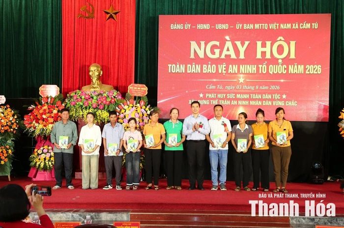 Phó Bí thư Thường trực Tỉnh ủy Nguyễn Hồng Phong tặng quà cho các đối tượng chính sách, gia đình tiêu biểu.