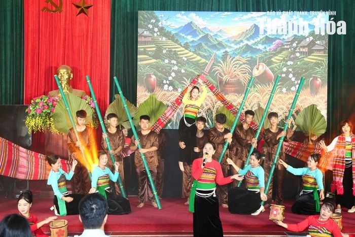 Tiết mục văn nghệ tại ngày hội.