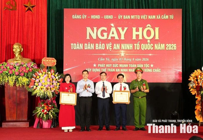 Phó Bí thư Thường trực Tỉnh ủy Nguyễn Hồng Phong trao Bằng khen của Chủ tịch UBND tỉnh cho Nhân dân và cán bộ xã Cẩm Tú.