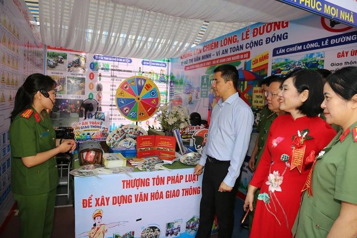 Phó Bí thư Thường trực Tỉnh ủy Nguyễn Hồng Phong thăm các gian trưng bày tại Ngày hội.
