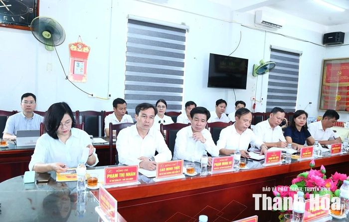 Các đại biểu dự buổi làm việc.