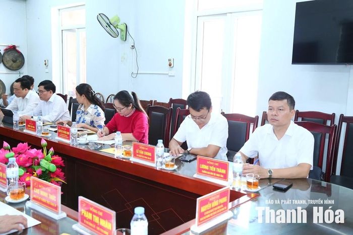 Các đại biểu dự buổi làm việc.