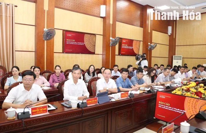 Các đại biểu dự buổi làm việc.