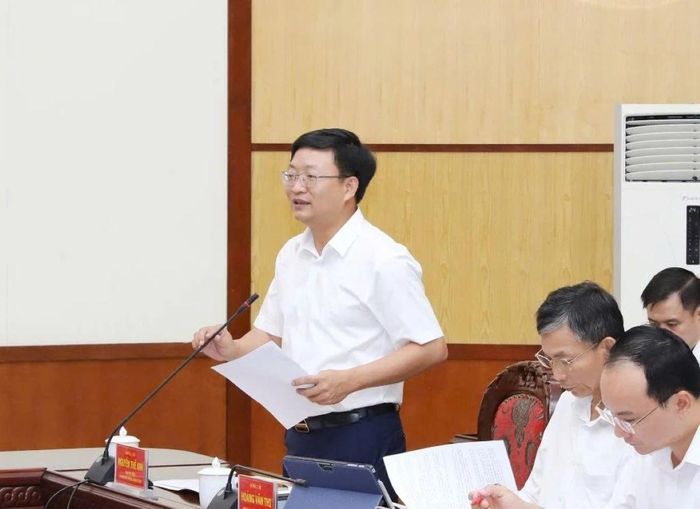 Chánh Văn phòng UBND tỉnh Nguyễn Thế Anh báo cáo tại buổi làm việc.