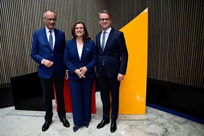 Từ trái sang phải: Thủ tướng Đức kiêm Chủ tịch đảng CDU Friedrich Merz, Tổng thư ký CDU được chỉ định Franziska Hoppermann và Bộ trưởng Y tế Đức được chỉ định Carsten Linnemann tại Berlin. Ảnh: AFP.