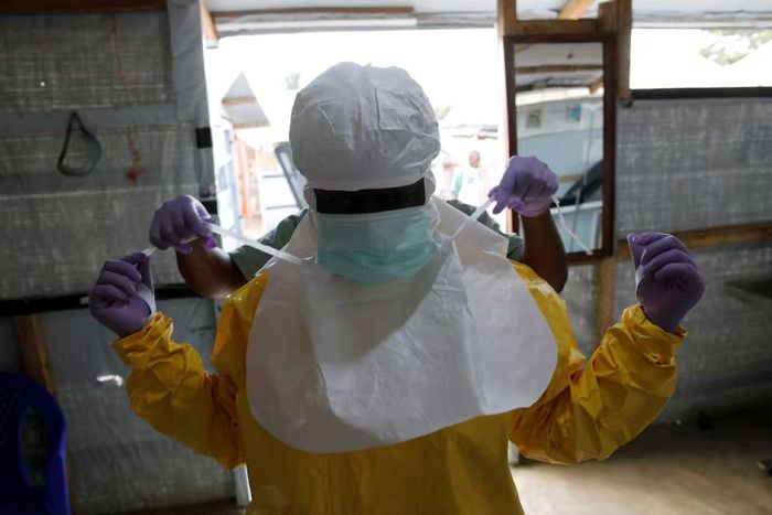Một nhân viên y tế mặc đồ bảo hộ chống Ebola trước khi vào Khu Chăm sóc Khẩn cấp An toàn Sinh học (CUBE) tại trung tâm điều trị Ebola ALIMA (Liên minh Hành động Y tế Quốc tế) ở Beni, Cộng hòa Dân chủ Congo. Ảnh: Reuters.