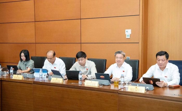Các đại biểu Quốc hội Đoàn đại biểu Quốc hội tỉnh Thanh Hóa tham gia thảo luận tổ.