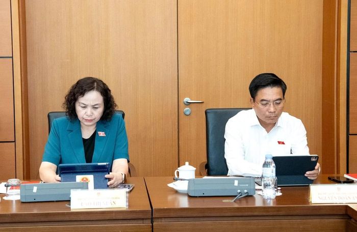 Phó Chủ tịch Quốc hội Nguyễn Doãn Anh và đại biểu Quốc hội Đoàn đại biểu Quốc hội tỉnh Thanh Hóa tham gia thảo luận tổ.