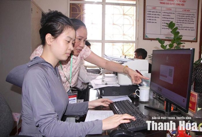 Cán bộ xã Nga Sơn hỗ trợ người dân thực hiện các thao tác trên môi trường số tại Trung tâm Phục vụ hành chính công xã.