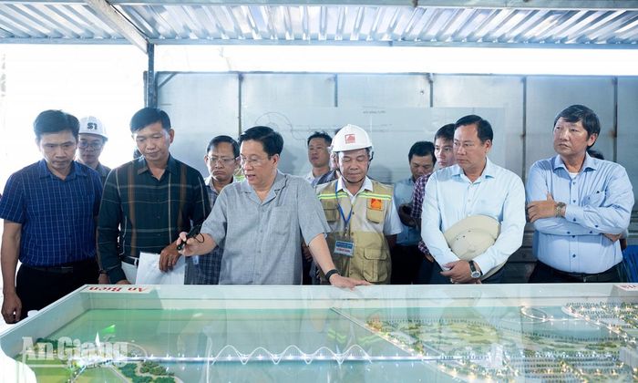 Chủ tịch UBND tỉnh An Giang Hồ Văn Mừng chỉ đạo các giải pháp đẩy nhanh tiến độ thi công và giải ngân vốn của dự án.