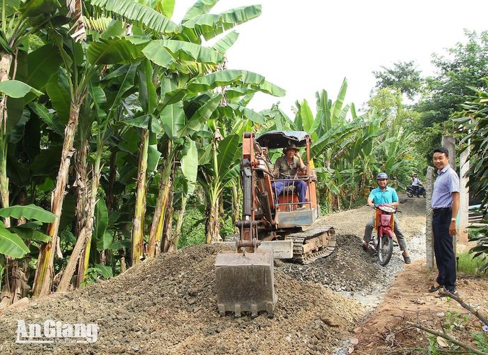 Nâng cấp đường kênh Thần Nông, phường Long Phú. Ảnh: MINH HIỂN