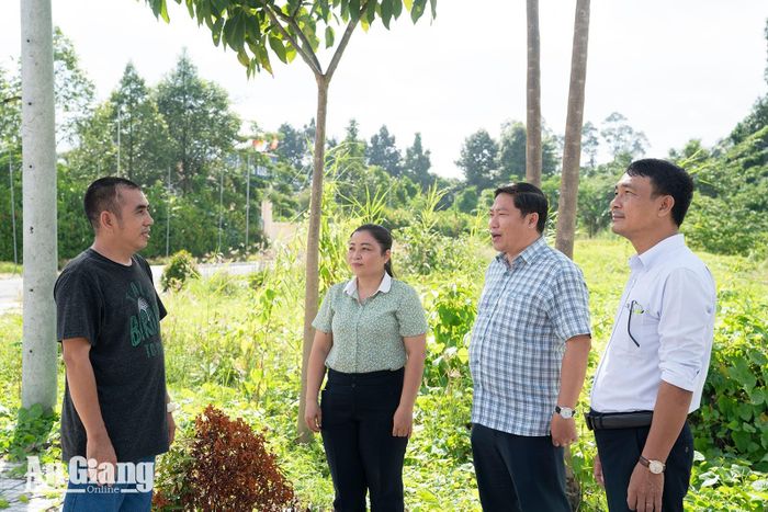 Lãnh đạo xã Châu Phú và ấp Vĩnh Lộc trao đổi với người dân về công tác duy tu, bảo dưỡng hệ thống đèn đường chiếu sáng. Ảnh: LÊ TRUNG HIẾU
