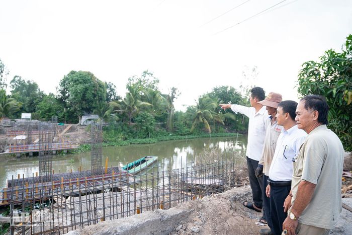 Cầu Tú Anh Kênh 1 (Bắc Chủ Mỹ) với nguồn kinh phí vận động xã hội hóa 100% đang được triển khai thi công. Ảnh: LÊ TRUNG HIẾU