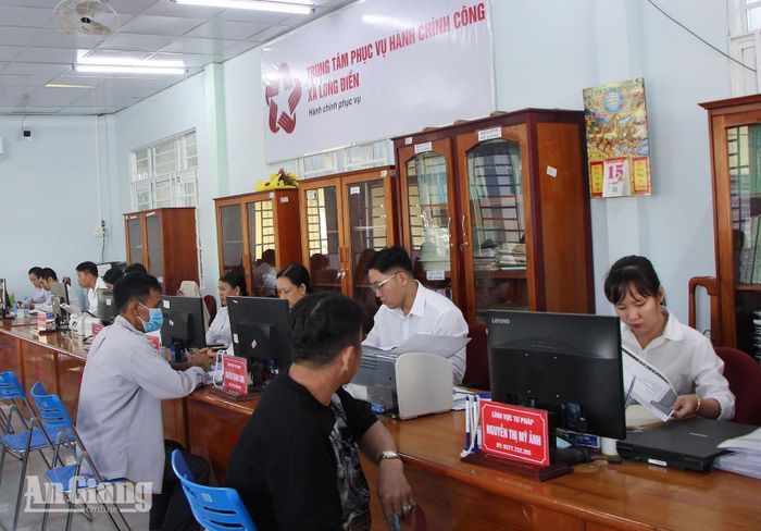 Công chức thực hiện thủ tục hành chính cho người dân tại Trung tâm Phục vụ hành chính công xã Long Điền. Ảnh: HẠNH CHÂU