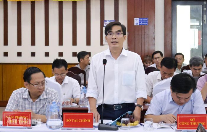 Đại diện Sở Tài chính giải đáp các khó khăn, vướng mắc do doanh nghiệp đặt ra tại hội nghị.