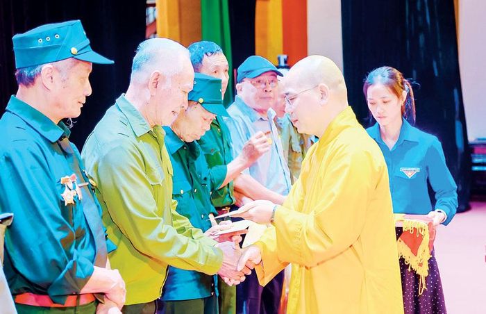  Đại diện Ban Trị sự Giáo hội Phật giáo Việt Nam tỉnh Bắc Ninh tặng quà tri ân các thương binh, gia đình liệt sĩ. 