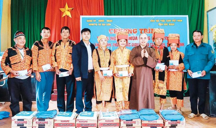  Đại diện Ban Trị sự Giáo hội Phật giáo Việt Nam tỉnh Bắc Ninh trao quà cho các hộ gia đình có hoàn cảnh khó khăn tại xã Đại Sơn. 