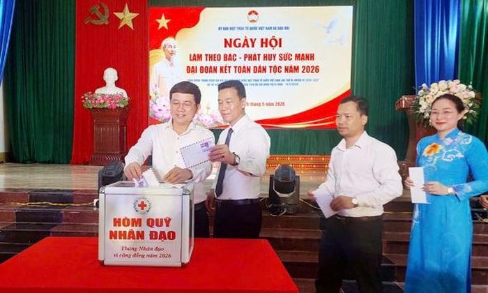Cán bộ, đảng viên và Nhân dân ủng hộ "Hòm Quỹ nhân đạo” vì cộng đồng tại "Ngày hội làm theo Bác" xã Bảo Đài.