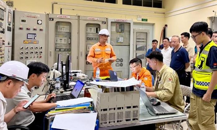 Đại diện lãnh đạo Tổng công ty Điện lực miền Bắc kiểm tra công tác đóng điện dự án lắp đặt hệ thống pin lưu trữ năng lượng tại TBA 110kV Song Khê.