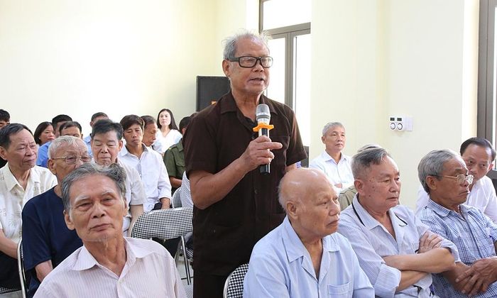  Đảng viên Chi bộ tổ dân phố Tiên Xá nêu ý kiến tại buổi sinh hoạt. 