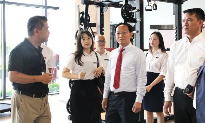  Đồng chí Phạm Văn Thịnh thăm khu vực trưng bày sản phẩm của nhà máy. 