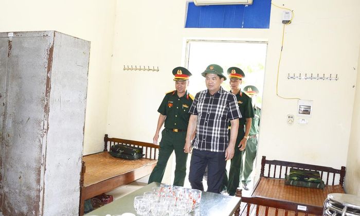  Đồng chí Nguyễn Hồng Thái thăm khu vực sinh hoạt của bộ đội tại thao trường huấn luyện của Trung đoàn BB833, dự kiến triển khai dự án tại phường Đào Viên. 