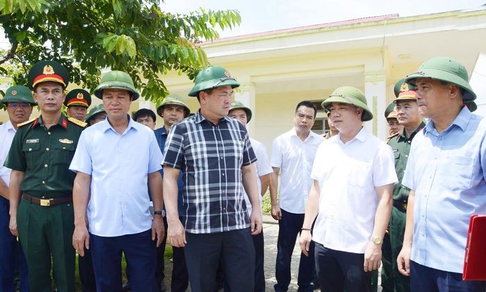  Đồng chí Nguyễn Hồng Thái nghe lãnh đạo phường Đào Viên báo cáo một số nội dung liên quan. 