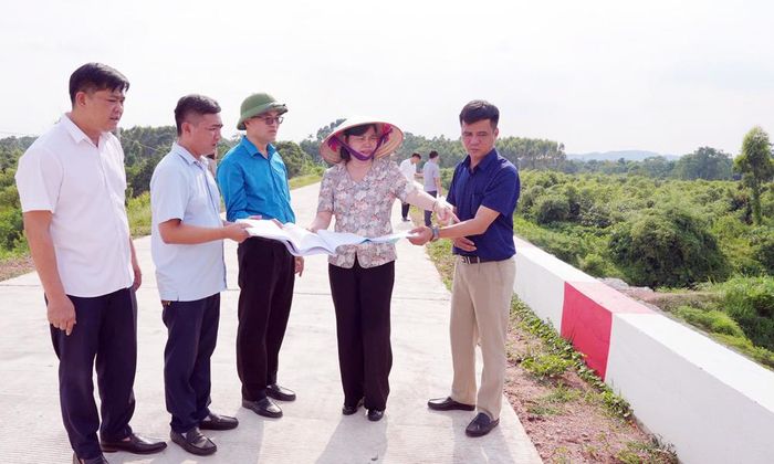  Đồng chí Trần Thị Hằng cùng lãnh đạo xã Kép khảo sát tuyến đê Củm. 