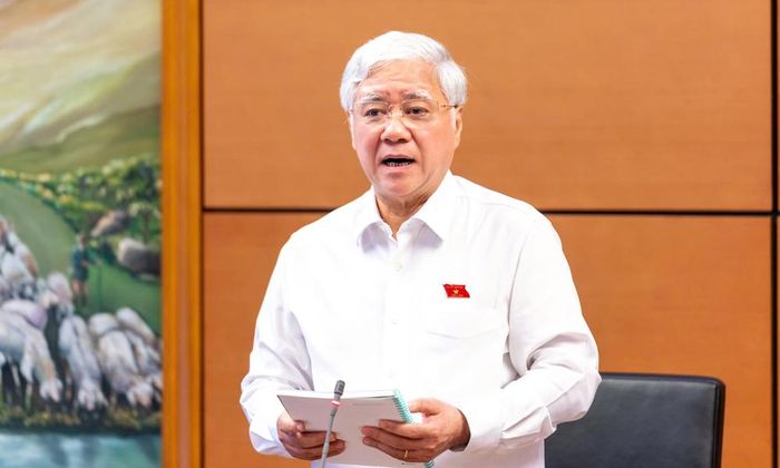 Đồng chí Đỗ Văn Chiến phát biểu tại phiên thảo luận tại tổ.