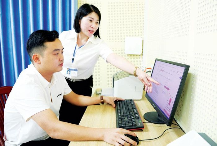  Công chức Trung tâm Phục vụ hành chính công xã Bắc Lũng hướng dẫn, hỗ trợ công dân nộp hồ sơ trực tuyến. 